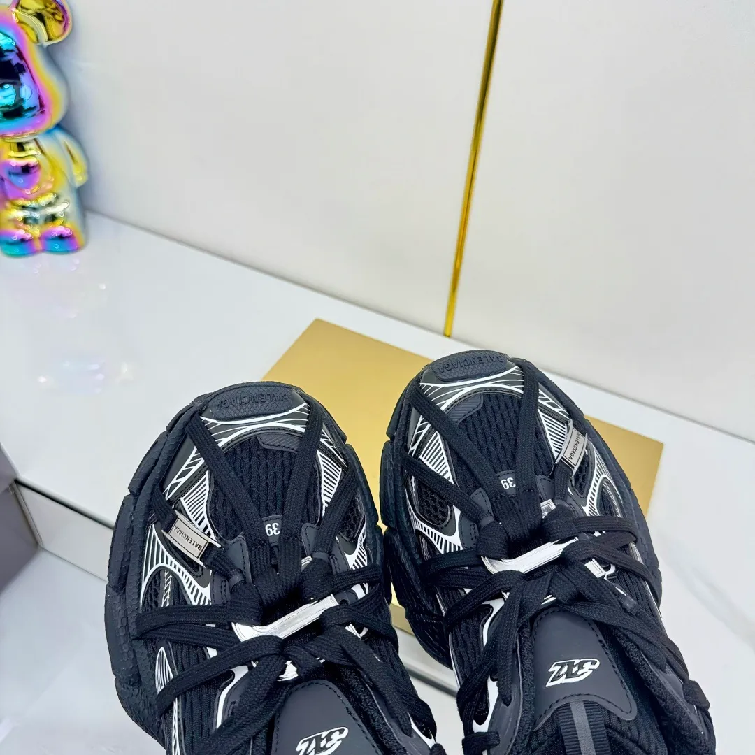👟👟Ex-factory price 820👟👟 Balenciaga Balenciaga's latest popular 9th generation 3XL Sneaker Spider-Man series, couple's dad shoes, original purchase, development and production. Balenciaga 3XL Sneaker's overall shoe shape draws on the creative ideas of Balenciaga Track and Balenciaga Runner. It is equivalent to removing the outer frame of the Track shoe body while inheriting the streamlined shape and shape of the Runner. Track flat toe, new color matching, the entire shoe body is integrated into the spider binding shoelace design decoration, the exaggerated shape is more prominent. Fabric: original customized imported technical fabric + mesh inner lining: original customized breathable mesh lining. Outsole: original molded 5-layer ultra-light MD combination rubber sole. Bottom thickness: 5CM. Size: 35-45. Original packaging.